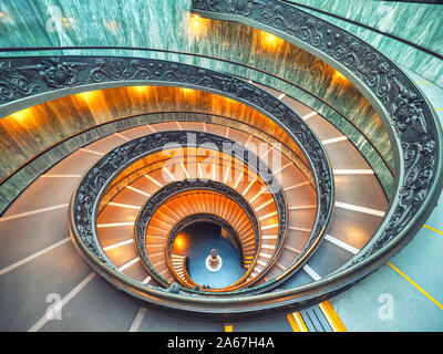 Die bramante Treppe ist eine Doppelhelix, in zwei Treppen, der es den Leuten erlaubt, ohne die Begegnung mit Menschen absteigend Aufsteigen Stockfoto