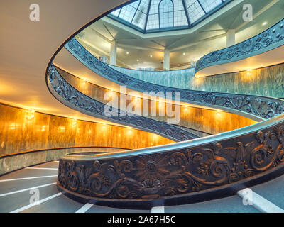 Die bramante Treppe ist eine Doppelhelix, in zwei Treppen, der es den Leuten erlaubt, ohne die Begegnung mit Menschen absteigend Aufsteigen Stockfoto