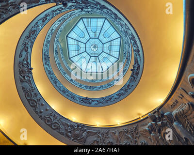 Die bramante Treppe ist eine Doppelhelix, in zwei Treppen, der es den Leuten erlaubt, ohne die Begegnung mit Menschen absteigend Aufsteigen Stockfoto