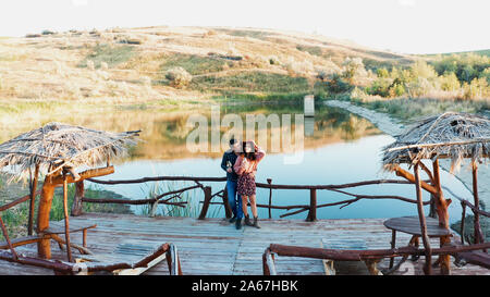 Fliegen über ein paar Weinproben am Steg in der Nähe von einem See in ländlicher Umgebung, drone Luftaufnahme Stockfoto