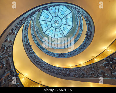 Die bramante Treppe ist eine Doppelhelix, in zwei Treppen, der es den Leuten erlaubt, ohne die Begegnung mit Menschen absteigend Aufsteigen Stockfoto