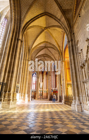 Orleans, Frankreich, 11. Oktober 2019: Einrichtung der Königlichen Kathedrale des Heiligen Kreuzes in Orleans in Frankreich Stockfoto