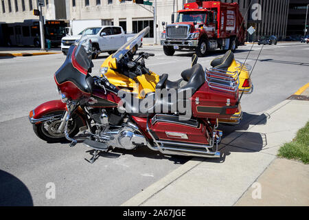 Harley Davidson Electra Glide ultra Classic und Honda Gold Wing auf der Straße in Indianapolis Indiana USA geparkt Stockfoto