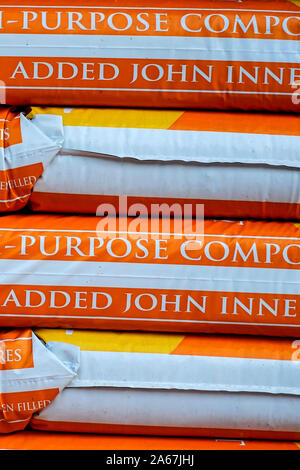 Plastiktüten von multi purpose Kompost auf Verkauf in einem Gartencenter. Stockfoto