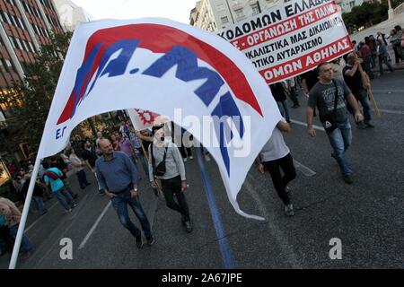 Athen, Griechenland. 24 Okt, 2019. Griechische Gewerkschaft PAME ''''Protest im Zentrum von Athen für den geplanten Überholung des Geschäfts und der Lizenzierung von der neuen konservativen Regierung. (Bild: © aristidis VafeiadakisZUMA Draht) Stockfoto