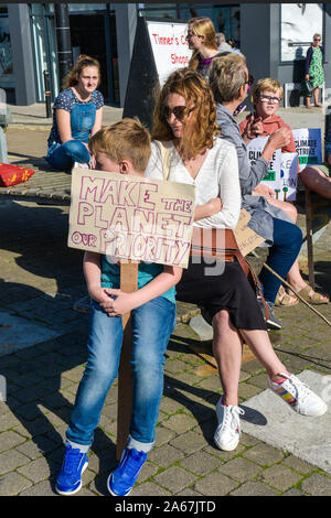 Eltern und Kinder warten im Aussterben Rebellion Klima Streik in Truro Stadt Stadt in Cornwall zu beteiligen. Stockfoto