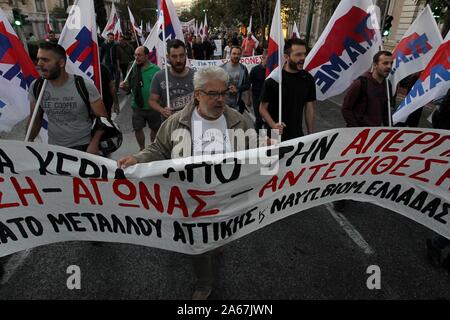 Athen, Griechenland. 24 Okt, 2019. Griechische Gewerkschaft PAME ''''Protest im Zentrum von Athen für den geplanten Überholung des Geschäfts und der Lizenzierung von der neuen konservativen Regierung. (Bild: © aristidis VafeiadakisZUMA Draht) Stockfoto