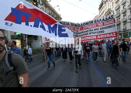 Athen, Griechenland. 24 Okt, 2019. Griechische Gewerkschaft PAME ''''Protest im Zentrum von Athen für den geplanten Überholung des Geschäfts und der Lizenzierung von der neuen konservativen Regierung. (Bild: © aristidis VafeiadakisZUMA Draht) Stockfoto