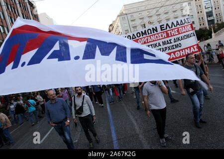 Athen, Griechenland. 24 Okt, 2019. Griechische Gewerkschaft PAME ''''Protest im Zentrum von Athen für den geplanten Überholung des Geschäfts und der Lizenzierung von der neuen konservativen Regierung. (Bild: © aristidis VafeiadakisZUMA Draht) Stockfoto