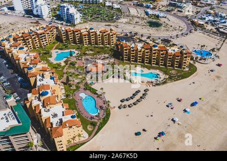 Luftaufnahme des Puerto Peñasco Bucht in Sonora, Mexiko. Landschaft von Strand, Meer, Hotel- und Immobilienbranche. Golf von Kalifornien Wüste. Die See von Cortez, Bermejo Meer. © (© Foto: LuisGutierrez/NortePhoto.com) vista Aérea de la Bahía Puerto Peñasco en Sonora, Mexiko. paisaje de Playa, Mar, Industria hotelera e Inmobiliaria. Desierto de Golfo de California. Mar de Cortés, Mar Bermejo. © (© Foto: LuisGutierrez/NortePhoto.com) Stockfoto