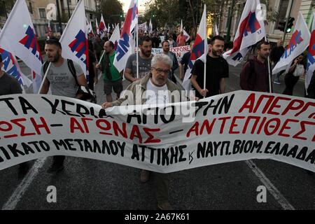 Athen, Griechenland. 24 Okt, 2019. Griechische Gewerkschaft PAME ''''Protest im Zentrum von Athen für den geplanten Überholung des Geschäfts und der Lizenzierung von der neuen konservativen Regierung. (Bild: © aristidis VafeiadakisZUMA Draht) Stockfoto