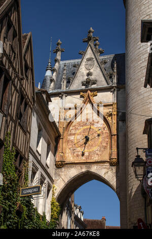 La Tour de I'Horloge in Auxerre, auf dem Canal du Nivernais und Fluss Yonne, Frankreich Stockfoto