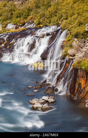 Anzeigen von bunten Wasserfall Hraunfossar, Island Stockfoto