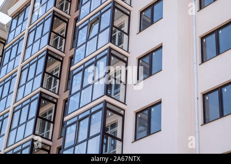 Neue mehrstöckige Wohngebäude. Wohnungen in ein neues Haus. Stockfoto