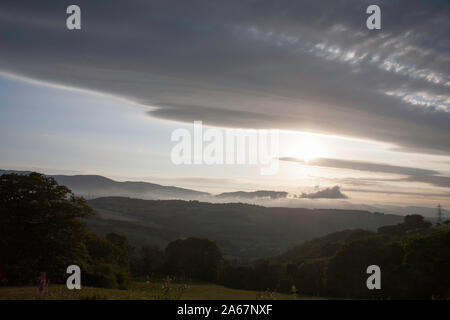 Bedeckt die Berge entlang das Tal von Conwy in die Berge von Snowdonia an einem Sommerabend in der Nähe des Dorfes Eglwysbach Conwy in Wales Stockfoto