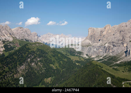 Die Grödner Joch grodner zwischen der Sella Gruppe und Grand Cir der Fanes Massiv im Abstand Wolkenstein Gröden Dolomiten Italien Stockfoto