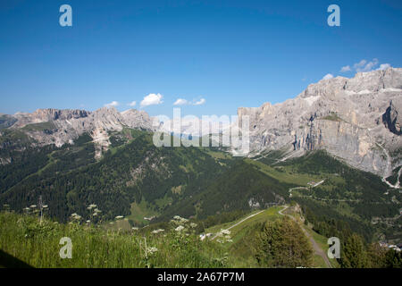 Die Grödner Joch grodner zwischen der Sella Gruppe und Grand Cir der Fanes Massiv im Abstand Wolkenstein Gröden Dolomiten Italien Stockfoto