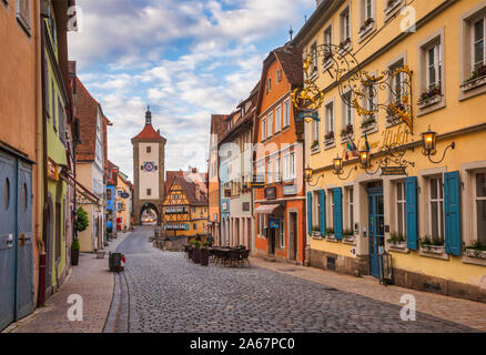 Rothenburg o.d. Tauber, Deutschland - 10. Mai 2019: Hotels und Geschäften entlang der Schmiedgasse Straße mit plönlein (wenig Platz) und Siebers Turm gesehen Stockfoto