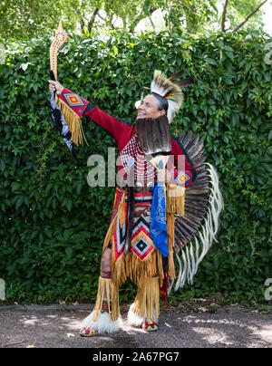 Wird Yaska von Pueblo, Colorado, ein koyukon (ein Alaska Native Athabaskan Menschen), war unter den Teilnehmern einer Colorado Springs Native American Inter-Tribal Powwow und Festival in diesem zentralen Colorado City Stockfoto