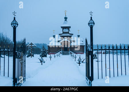 Region Moskau, Russland, 01.22.2019. Rustikal christliche Kirche auf weißem Schnee Hintergrund blau winter Abend Stockfoto