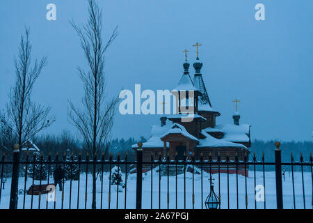 Region Moskau, Russland, 01.22.2019. Rustikal christliche Kirche auf weißem Schnee Hintergrund blau winter Abend Stockfoto