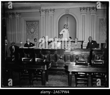 Läuft Senat Maschine, während Vizepräsident Garner abwesend ist. Washington, D.C., am 14. Juni. Während Vizepräsident Garner Urlaub ist in Texas in den nächsten Wochen, Senator Key Pittman, Präsident Pro Tem wird der Senat den Vorsitz. Senator Pittman ist mit anderen Offizieren des Senats so gezeigt, wie Sie die Sitzung heute Morgen geöffnet. Nach rechts: Chesley W. Jurney, Sergeant at Arms; Leslie L. Biffle, Sekretär der Mehrheit; Charles L. Watkins, Parlamentarier und Journal; John C. Crockett, Cheif Sekretärin; Senator Key Pittman; Schmirgel L. Frazier, Legislative; und Oberst Edwin A. Halsey, S Links Stockfoto