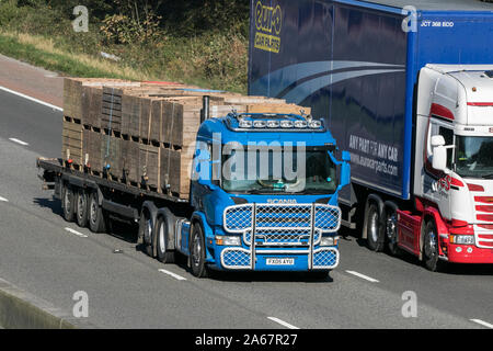 Scania Tieflader fahren auf der Autobahn M6 in der Nähe von Preston in Lancashire, Großbritannien Stockfoto