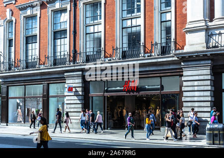 H&M Store auf der Oxford Street, London, England, UK. Stockfoto