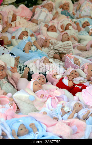 Baby Puppen auf Marktstand Stockfoto