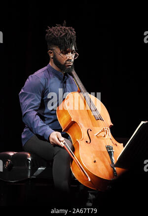 Oktober 23, 2019, Virginia Beach, Virginia, USA: Bach Cello Suiten Festival bringt EDDIE ADAMS zur Sandler Zentrum in Virginia Beach, Virginia am 23. Oktober 2019. Foto © Jeff Moore (Credit Bild: © Jeff Moore/ZUMA Draht) Stockfoto