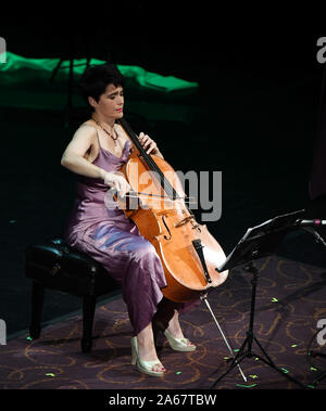 Oktober 23, 2019, Virginia Beach, Virginia, USA: Bach Cello Suiten Festival bringt HANNAH HOLMAN auf die Sandler Zentrum in Virginia Beach, Virginia am 23. Oktober 2019. Foto © Jeff Moore (Credit Bild: © Jeff Moore/ZUMA Draht) Stockfoto