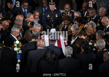 Washington, United States. 24 Okt, 2019. Mitglieder der Congressional Black Caucus versammeln sich um die Schatulle mit einer Trauerfeier für verspätete Maryland Vertreter Elijah Cummings in National Statuary Hall im US-Kapitol in Washington, DC am Donnerstag, 24. Oktober 2019. Cummings starb im Alter von 68 Jahren am 17. Oktober aufgrund von Komplikationen im Zusammenhang mit langjährigen gesundheitlichen Herausforderungen. Pool Foto von Erin Schaff/UPI Quelle: UPI/Alamy leben Nachrichten Stockfoto