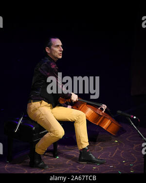 Oktober 23, 2019, Virginia Beach, Virginia, USA: Bach Cello Suiten Festival bringt STEPHEN KATZ die Sandler Zentrum in Virginia Beach, Virginia am 23. Oktober 2019. Foto © Jeff Moore (Credit Bild: © Jeff Moore/ZUMA Draht) Stockfoto