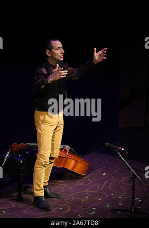 Oktober 23, 2019, Virginia Beach, Virginia, USA: Bach Cello Suiten Festival bringt STEPHEN KATZ die Sandler Zentrum in Virginia Beach, Virginia am 23. Oktober 2019. Foto © Jeff Moore (Credit Bild: © Jeff Moore/ZUMA Draht) Stockfoto