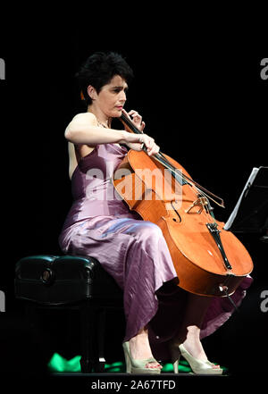 Oktober 23, 2019, Virginia Beach, Virginia, USA: Bach Cello Suiten Festival bringt HANNAH HOLMAN auf die Sandler Zentrum in Virginia Beach, Virginia am 23. Oktober 2019. Foto © Jeff Moore (Credit Bild: © Jeff Moore/ZUMA Draht) Stockfoto