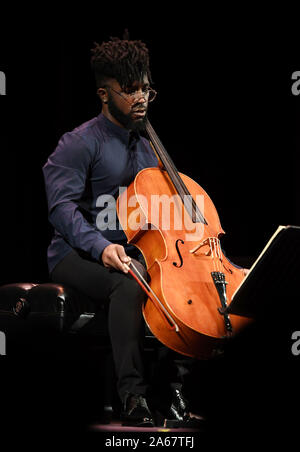 Oktober 23, 2019, Virginia Beach, Virginia, USA: Bach Cello Suiten Festival bringt EDDIE ADAMS zur Sandler Zentrum in Virginia Beach, Virginia am 23. Oktober 2019. Foto © Jeff Moore (Credit Bild: © Jeff Moore/ZUMA Draht) Stockfoto