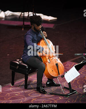 Oktober 23, 2019, Virginia Beach, Virginia, USA: Bach Cello Suiten Festival bringt EDDIE ADAMS zur Sandler Zentrum in Virginia Beach, Virginia am 23. Oktober 2019. Foto © Jeff Moore (Credit Bild: © Jeff Moore/ZUMA Draht) Stockfoto