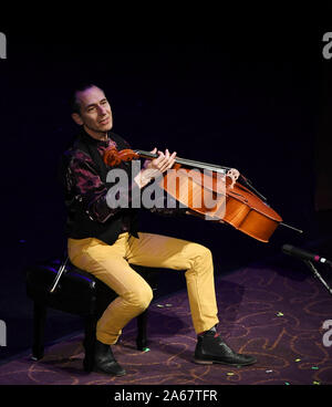 Oktober 23, 2019, Virginia Beach, Virginia, USA: Bach Cello Suiten Festival bringt STEPHEN KATZ die Sandler Zentrum in Virginia Beach, Virginia am 23. Oktober 2019. Foto © Jeff Moore (Credit Bild: © Jeff Moore/ZUMA Draht) Stockfoto