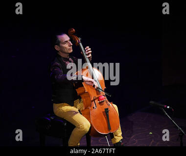 Oktober 23, 2019, Virginia Beach, Virginia, USA: Bach Cello Suiten Festival bringt STEPHEN KATZ die Sandler Zentrum in Virginia Beach, Virginia am 23. Oktober 2019. Foto © Jeff Moore (Credit Bild: © Jeff Moore/ZUMA Draht) Stockfoto