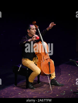 Oktober 23, 2019, Virginia Beach, Virginia, USA: Bach Cello Suiten Festival bringt STEPHEN KATZ die Sandler Zentrum in Virginia Beach, Virginia am 23. Oktober 2019. Foto © Jeff Moore (Credit Bild: © Jeff Moore/ZUMA Draht) Stockfoto