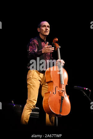 Oktober 23, 2019, Virginia Beach, Virginia, USA: Bach Cello Suiten Festival bringt STEPHEN KATZ die Sandler Zentrum in Virginia Beach, Virginia am 23. Oktober 2019. Foto © Jeff Moore (Credit Bild: © Jeff Moore/ZUMA Draht) Stockfoto