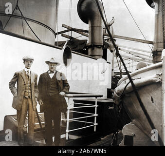 Der ehemalige US-Präsident Theodore Roosevelt und seinem Sohn Kermit Roosevelt an Bord des Schiffs, Smithsonian-Roosevelt African Expedition, Port Said, Ägypten, Foto von M.Etienne Jusserand, 1910 Stockfoto