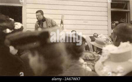 Us-Präsident Theodore Roosevelt die Rede außerhalb der Schule Haus, Teilen Creek, Colorado, USA, Foto: Charles A. Bradley, 1905 Stockfoto