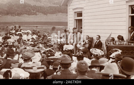 Us-Präsident Theodore Roosevelt die Rede außerhalb der Schule Haus, Teilen Creek, Colorado, USA, Foto: Charles A. Bradley, 1905 Stockfoto