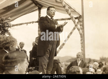 Der ehemalige US-Präsident Theodore Roosevelt an Masse von angehobene Plattform, Foto von American Press Association, 12. Oktober 1910 Stockfoto