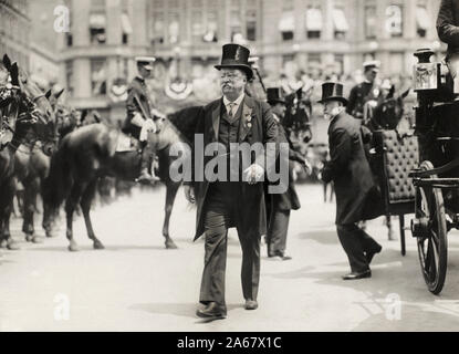 Theodore Roosevelt wandern in Parade mit New York City Bürgermeister William Gaynor im Hintergrund (rechts) Bei seiner Heimkehr an der Rezeption nach seiner Reise ins Ausland, New York City, New York, USA, 23. Juni 1910 Stockfoto