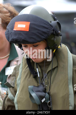 Schauspielerin und Sängerin Claire Sweeney fliegt in RAF Fairford, Gloucestershire Heute (18/07/02) in einem GR4 Tornado geflogen von Wing Commander Derek Watson der Royal International Air Tattoo an der Basis zu öffnen. In den nächsten zwölf Monaten, die neuen Kräfte Schatz wird auch Truppen unterhalten, weg von zu Hause aus dem Kosovo in den Nahen Osten. Eine etwas wackelig Claire entsteht aus dem Flugzeug. 18/07/02. Stockfoto