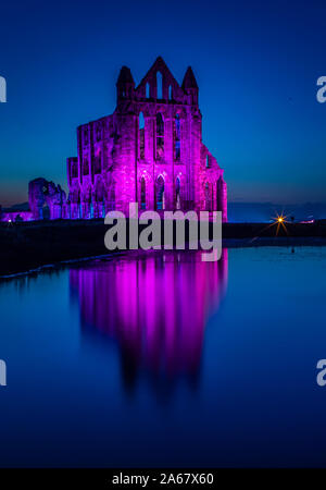 Leuchtet die Ruinen von English Heritage Whitby Abbey in North Yorkshire während der beleuchteten Abtei Veranstaltung beleuchten. Stockfoto