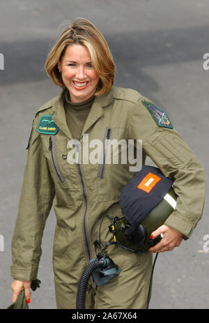 Schauspielerin und Sängerin Claire Sweeney fliegt in RAF Fairford, Gloucestershire Heute (18/07/02) in einem GR4 Tornado geflogen von Wing Commander Derek Watson der Royal International Air Tattoo an der Basis zu öffnen. In den nächsten zwölf Monaten, die neuen Kräfte Schatz wird auch Truppen unterhalten, weg von zu Hause aus dem Kosovo in den Nahen Osten. 18/07/02. Stockfoto