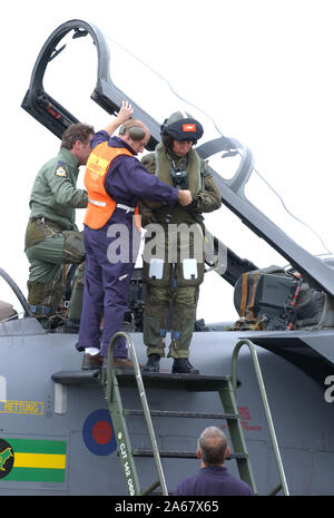 Schauspielerin und Sängerin Claire Sweeney fliegt in RAF Fairford, Gloucestershire Heute (18/07/02) in einem GR4 Tornado geflogen von Wing Commander Derek Watson der Royal International Air Tattoo an der Basis zu öffnen. In den nächsten zwölf Monaten, die neuen Kräfte Schatz wird auch Truppen unterhalten, weg von zu Hause aus dem Kosovo in den Nahen Osten. Eine etwas wackelig Claire entsteht aus dem Flugzeug. 18/07/02. Stockfoto